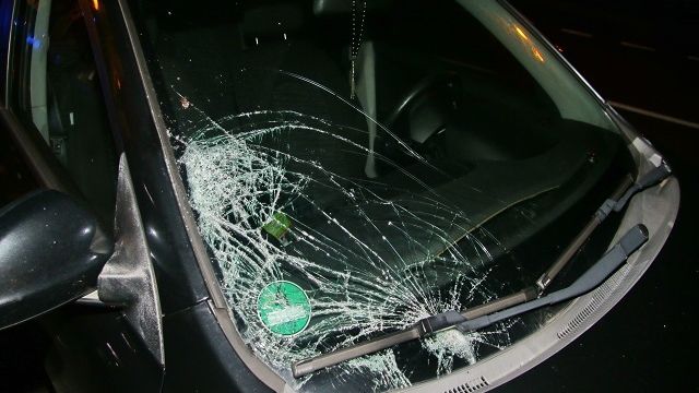 Auto na Kroměřížsku srazilo „neviditelnou“ chodkyni. Na místě zemřela